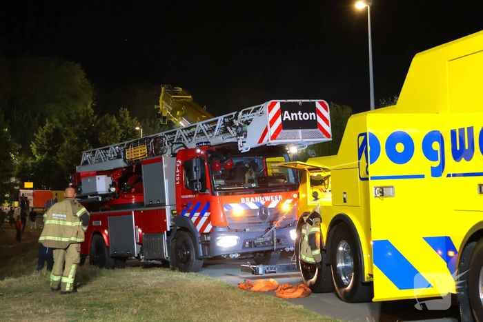 Brandweervoertuig zakt weg in berm