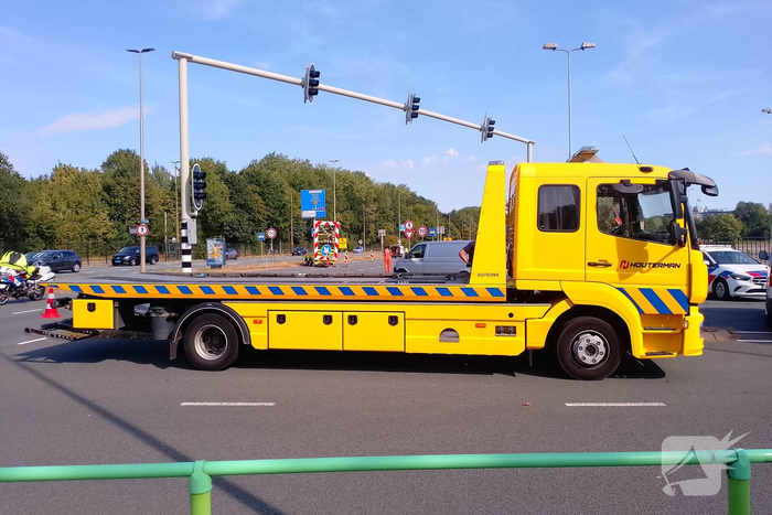 22-jarige man zwaargewond na ernstig ongeval tegen pijlwagen