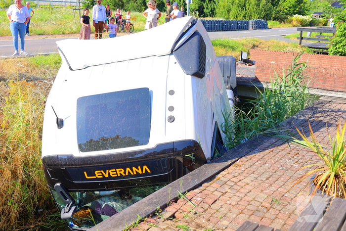 Vrachtwagen eindigt in sloot na ongeval