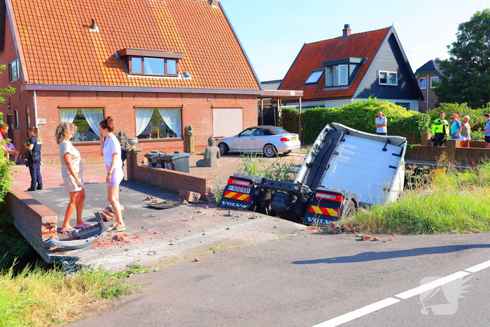 Vrachtwagen eindigt in sloot na ongeval