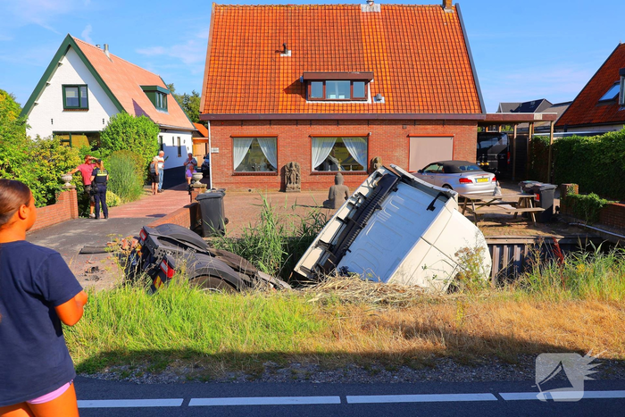 Vrachtwagen eindigt in sloot na ongeval