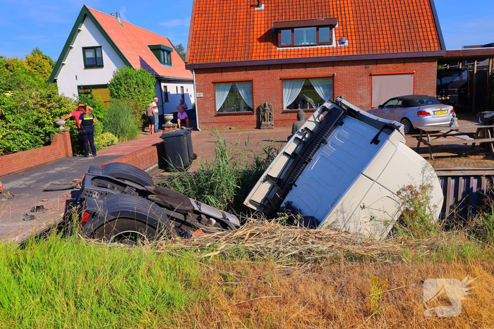 Vrachtwagen eindigt in sloot na ongeval