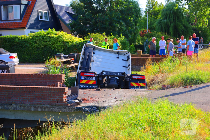 Vrachtwagen eindigt in sloot na ongeval