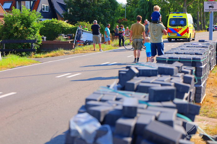Vrachtwagen eindigt in sloot na ongeval