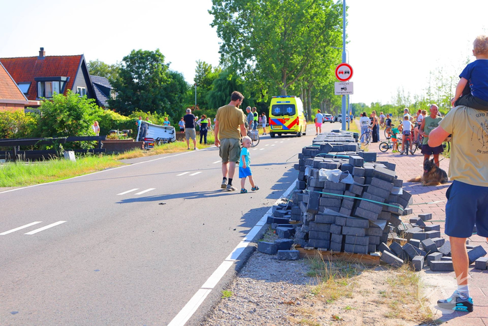 Vrachtwagen eindigt in sloot na ongeval