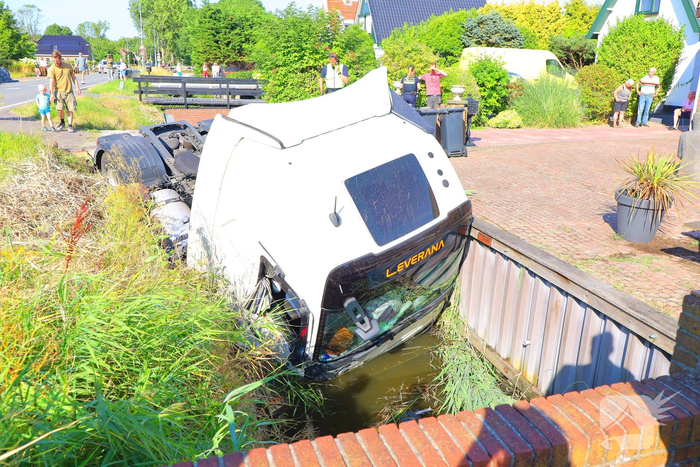 Vrachtwagen eindigt in sloot na ongeval
