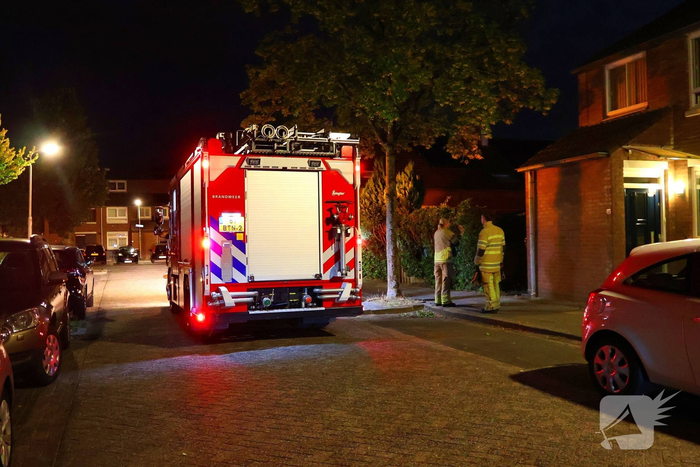 Brandweer voert controle uit nadat bewoner brand blust in achtertuin