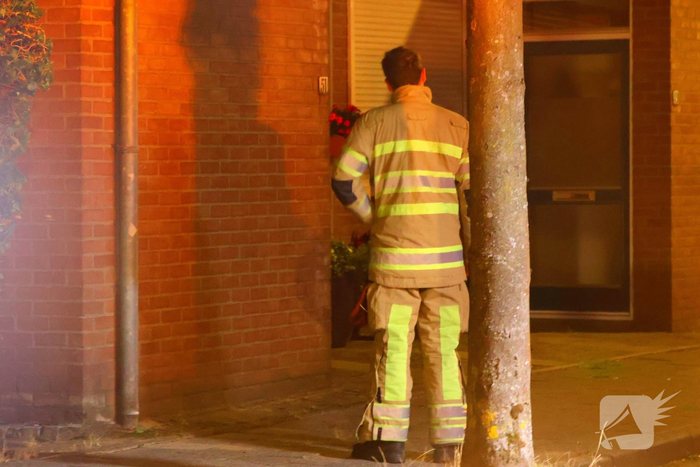 Brandweer voert controle uit nadat bewoner brand blust in achtertuin