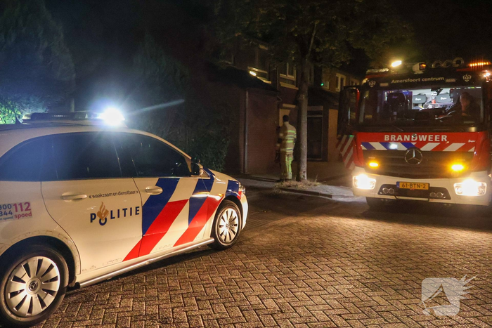 Brandweer voert controle uit nadat bewoner brand blust in achtertuin