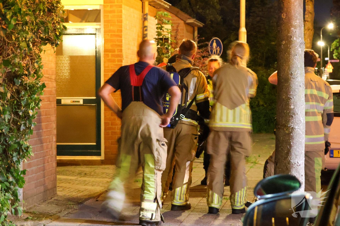 Brandweer voert controle uit nadat bewoner brand blust in achtertuin