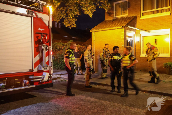 Brandweer voert controle uit nadat bewoner brand blust in achtertuin