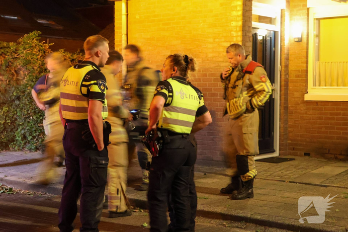 Brandweer voert controle uit nadat bewoner brand blust in achtertuin