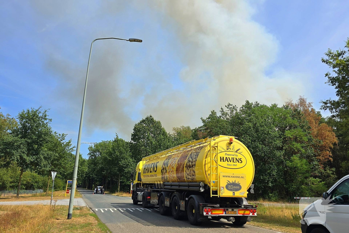 Flinke rookwolken bij grote bosbrand