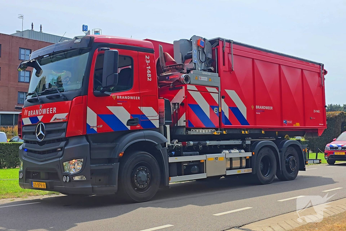 Flinke rookwolken bij grote bosbrand