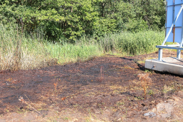 Forse bermbrand langs snelweg onder controle