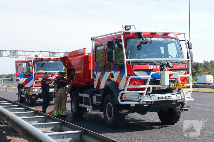 Forse bermbrand langs snelweg onder controle