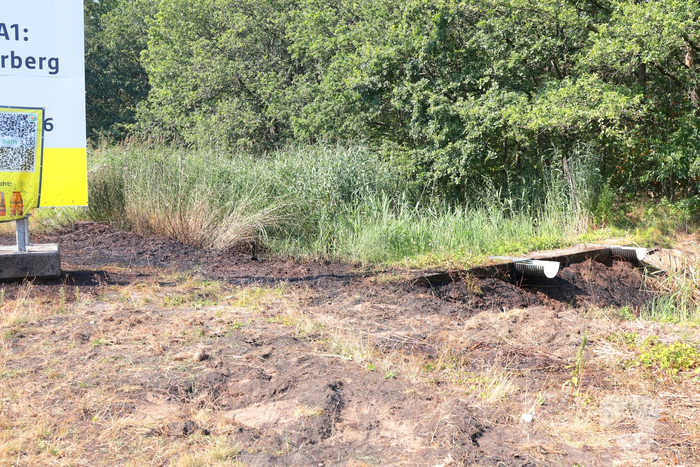 Forse bermbrand langs snelweg onder controle
