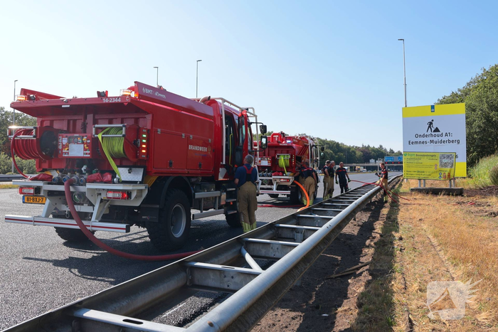 Forse bermbrand langs snelweg onder controle