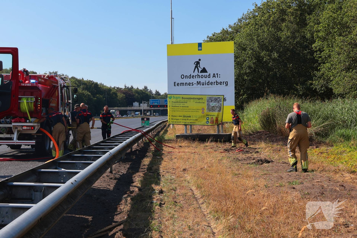 Forse bermbrand langs snelweg onder controle