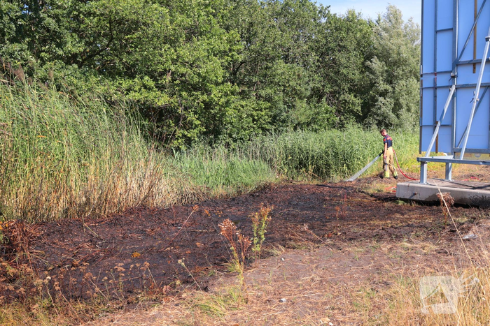 Forse bermbrand langs snelweg onder controle