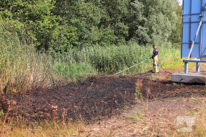 Forse bermbrand langs snelweg onder controle
