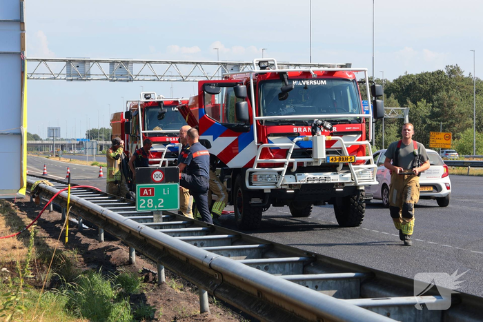 Forse bermbrand langs snelweg onder controle