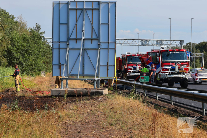 Forse bermbrand langs snelweg onder controle