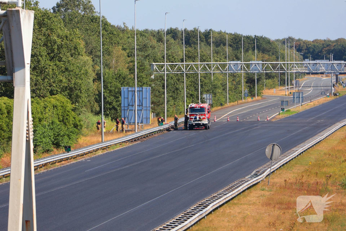 Forse bermbrand langs snelweg onder controle