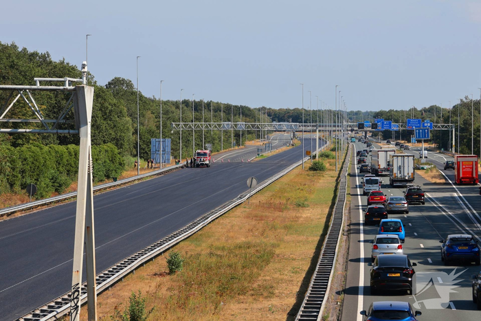 Forse bermbrand langs snelweg onder controle