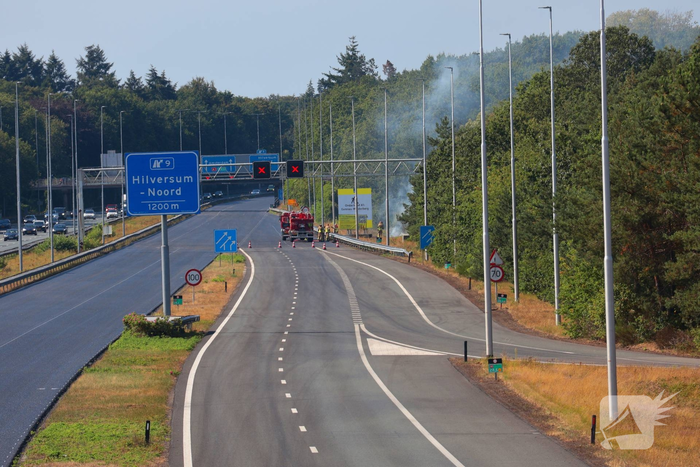 Forse bermbrand langs snelweg onder controle