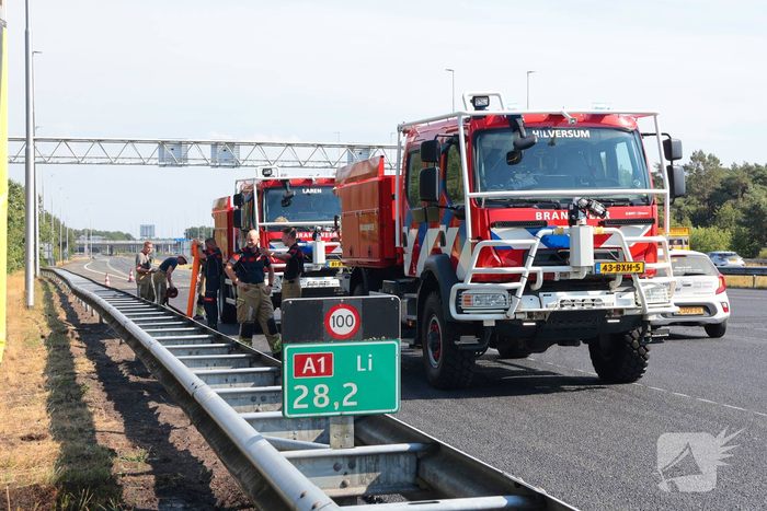 Forse bermbrand langs snelweg onder controle