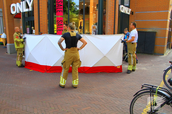 Fietser komt vast te zitten aan winkelmuur