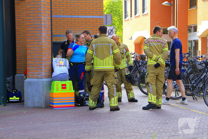 Fietser komt vast te zitten aan winkelmuur