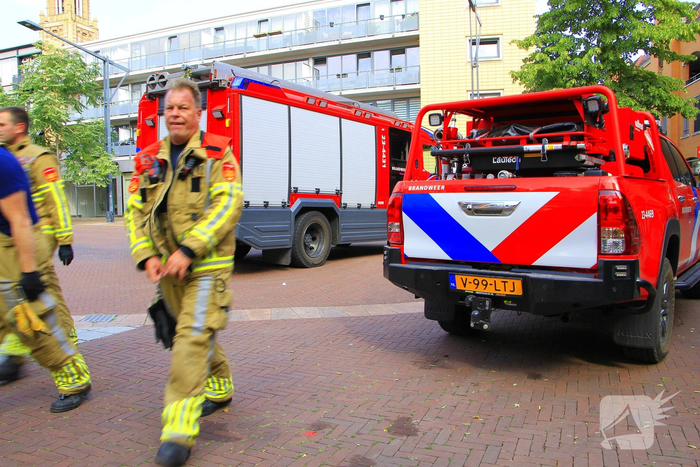 Fietser komt vast te zitten aan winkelmuur