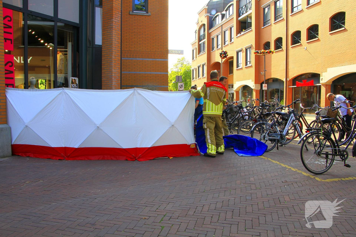 Fietser komt vast te zitten aan winkelmuur