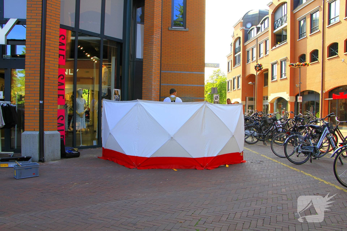 Fietser komt vast te zitten aan winkelmuur