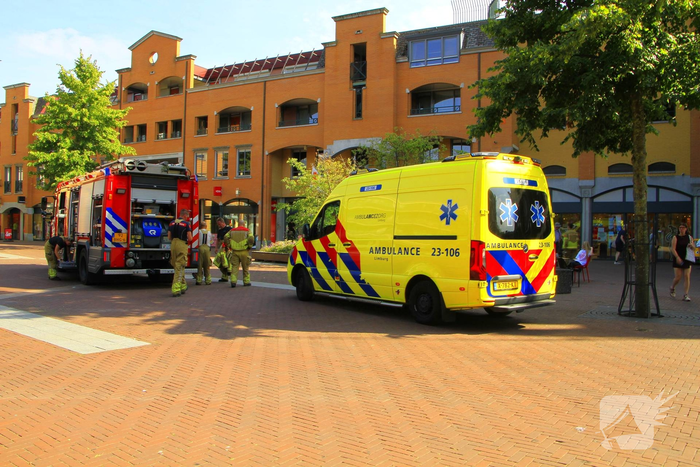 Fietser komt vast te zitten aan winkelmuur