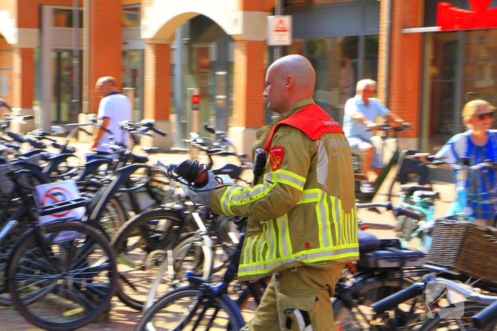 Fietser komt vast te zitten aan winkelmuur