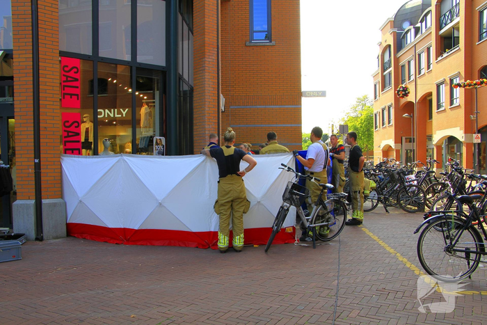 Fietser komt vast te zitten aan winkelmuur