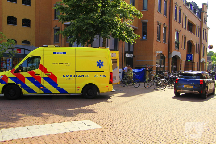 Fietser komt vast te zitten aan winkelmuur