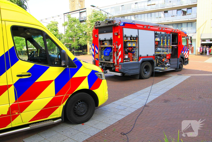 Fietser komt vast te zitten aan winkelmuur