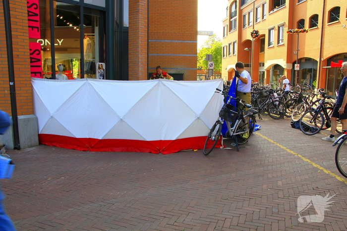 Fietser komt vast te zitten aan winkelmuur