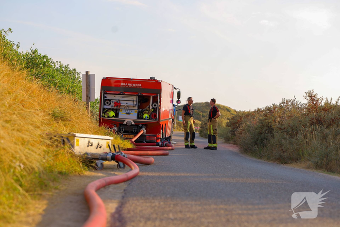 Grote inzet van hulpdiensten bij duinbrand nabij camping