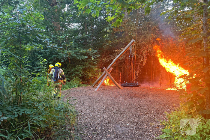 Flinke vlammen bij brand in bosschages