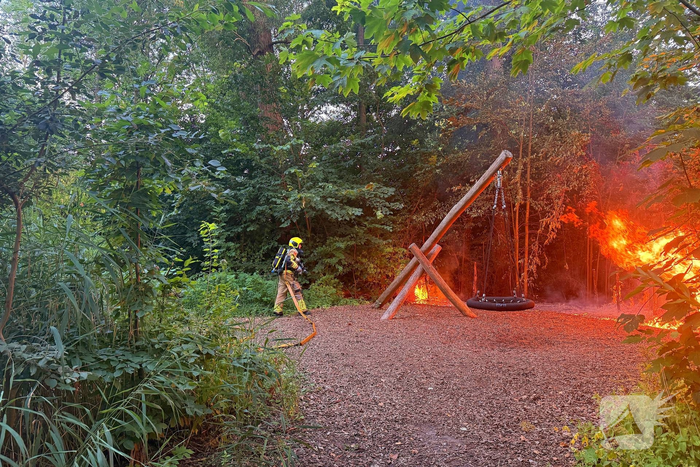 Flinke vlammen bij brand in bosschages