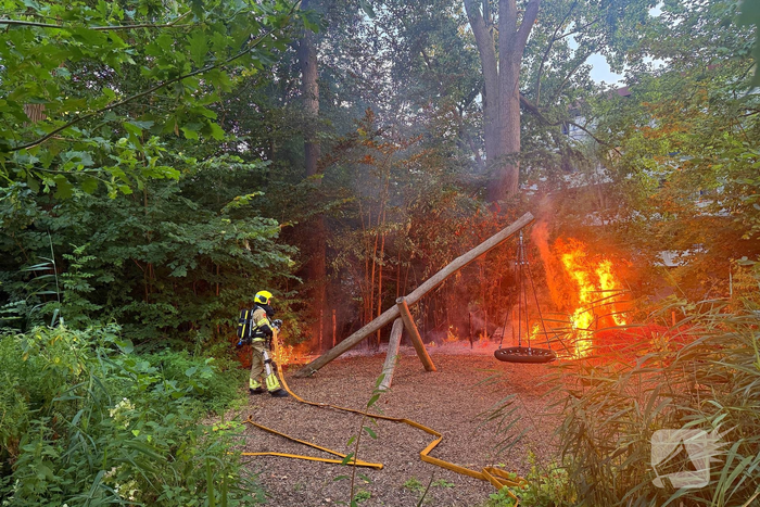 Flinke vlammen bij brand in bosschages