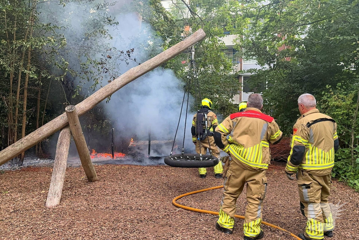 Flinke vlammen bij brand in bosschages