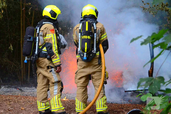 Flinke vlammen bij brand in bosschages