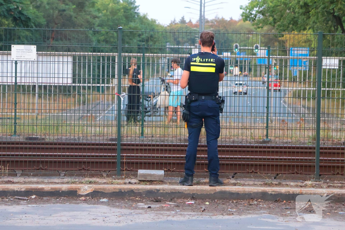 Jongeren opgemerkt langs het spoor