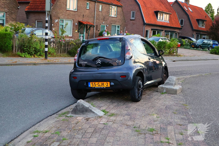 Omstanders helpen ongelukkige automobilist